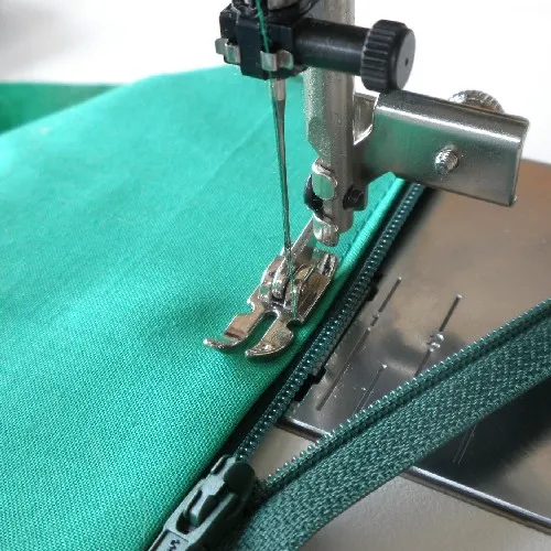 Singer Adjustable Narrow Zipper/Straight Stitch Foot