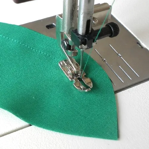 Singer Adjustable Narrow Zipper/Straight Stitch Foot - Image 2