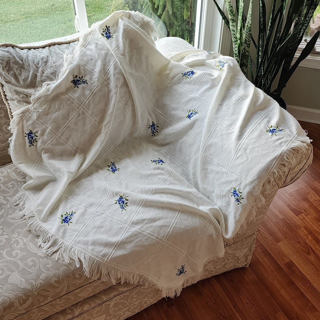 VICTORIAN ROSE FRINGED THROW - Image 3