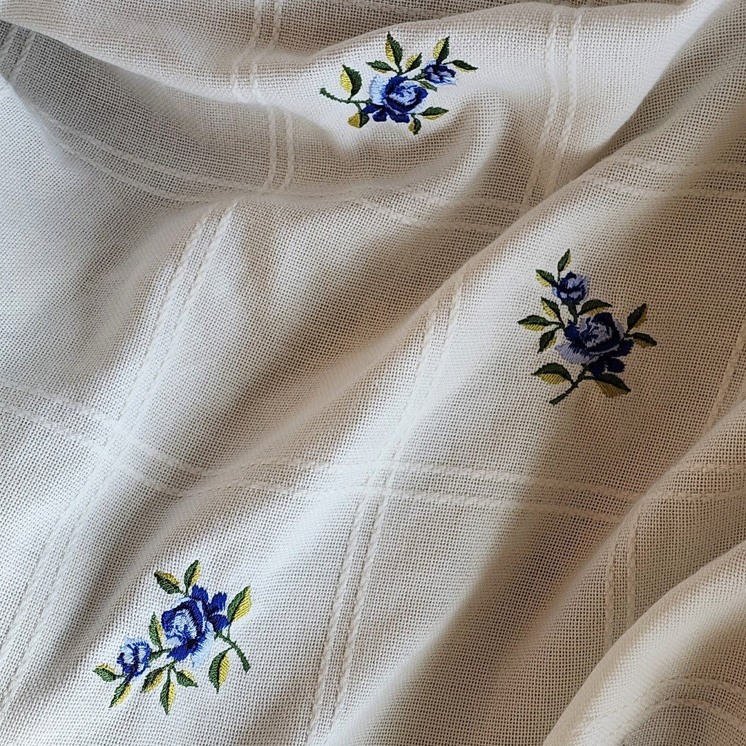 VICTORIAN ROSE FRINGED THROW - Image 5